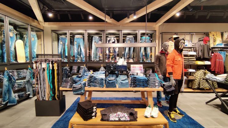 Large retailers reducing online discounts, sharpening focus on physical stores | Apparel News